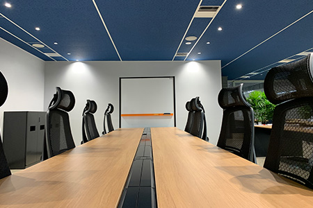 内装工事リース株式会社のデスク