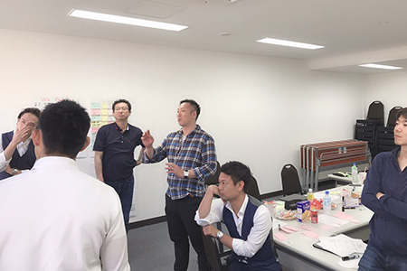 内装工事リース株式会社の会議風景