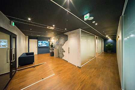 内装工事リース株式会社のオフィスエントラン ス