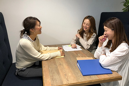 内装工事リース株式会社の女性スタッフの談 笑